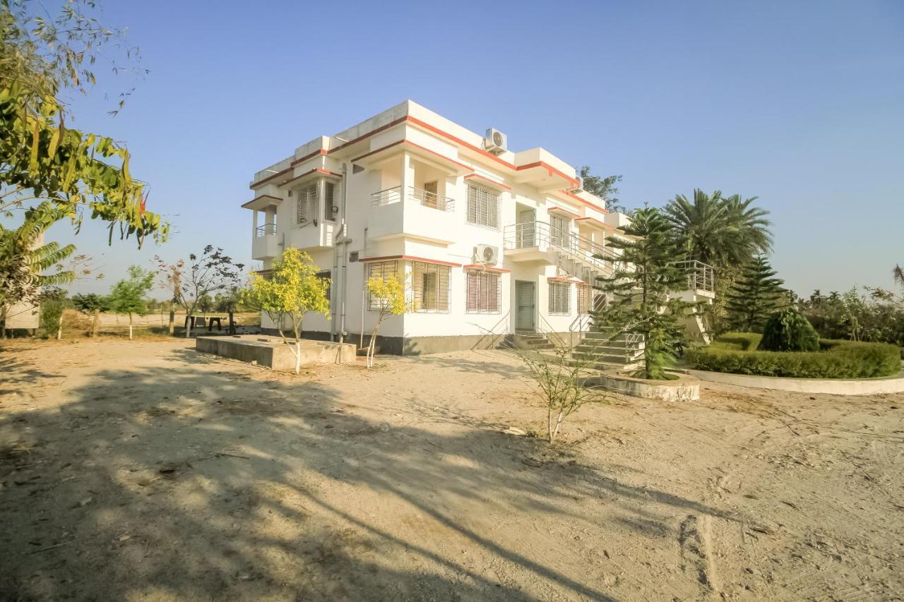 Oyo 69836 Aponjon Resort And Restaurant Shaugaon Exterior photo