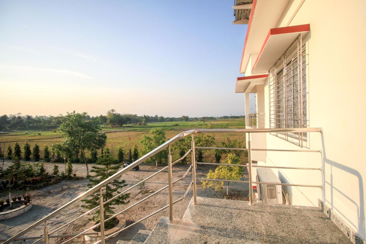 Oyo 69836 Aponjon Resort And Restaurant Shaugaon Exterior photo